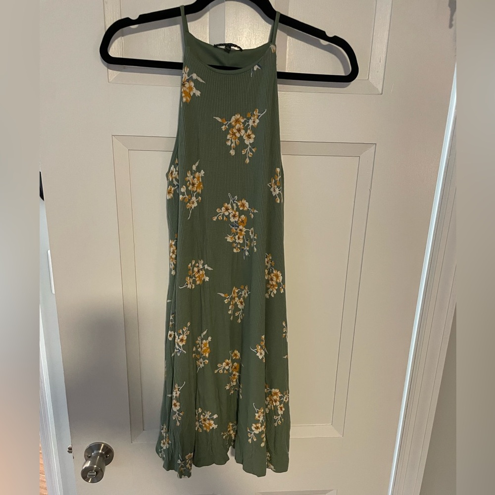 Knee-length green flower print dress